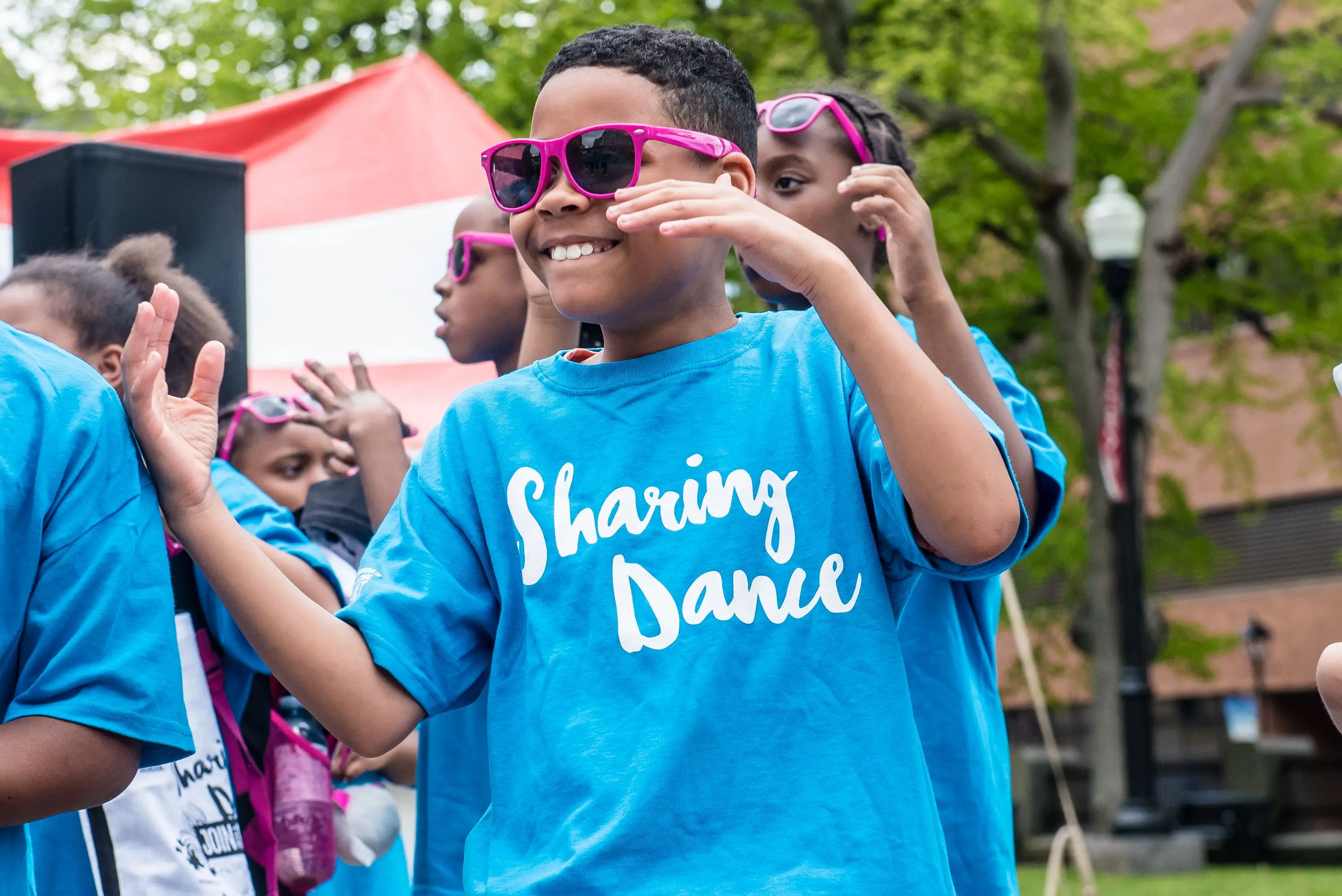 Enfant dansant à l’occasion de la Journée Dansons Ensemble de l’ÉNB
